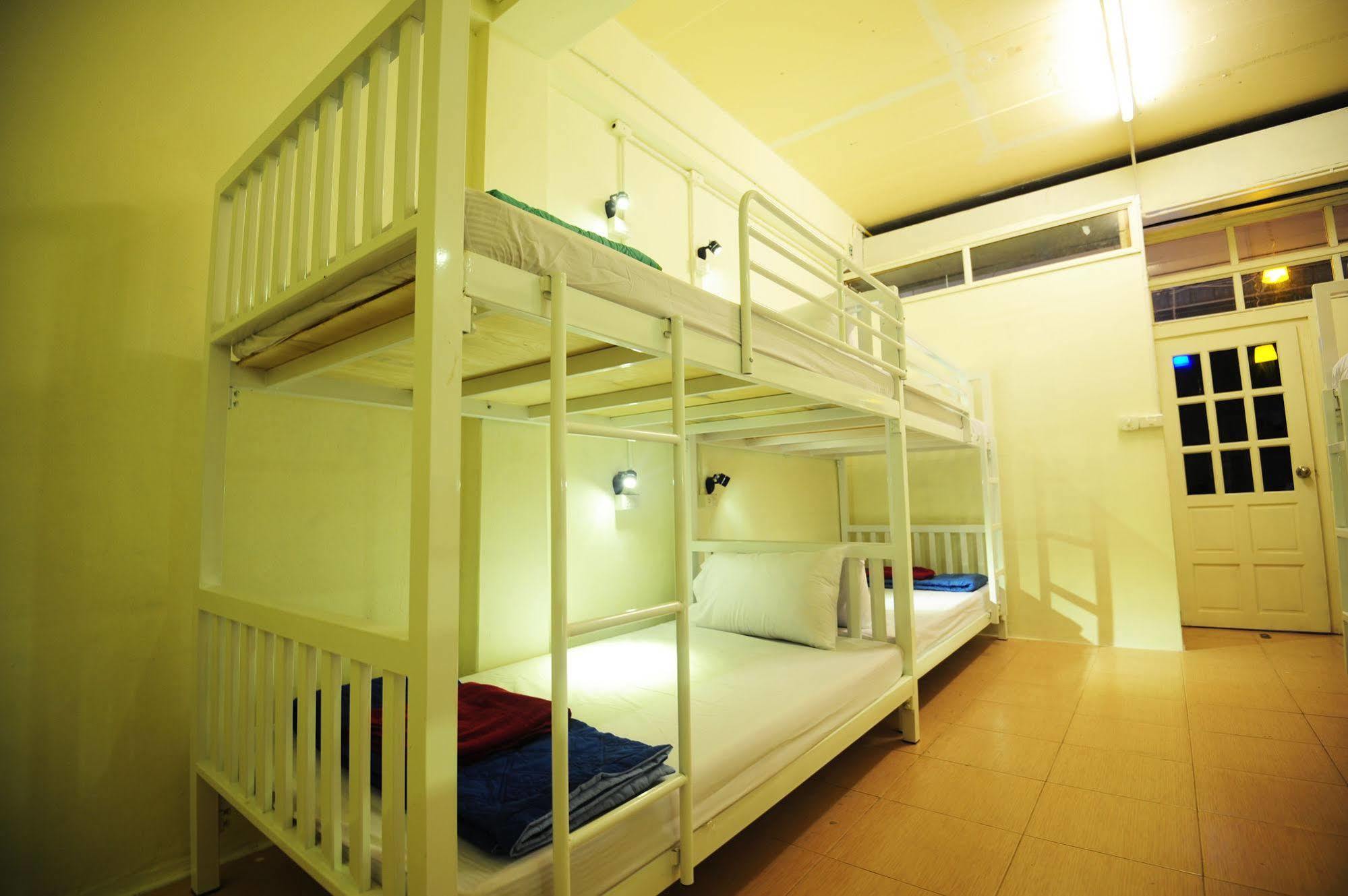 Phi Phi Bucket Hostel Exteriör bild